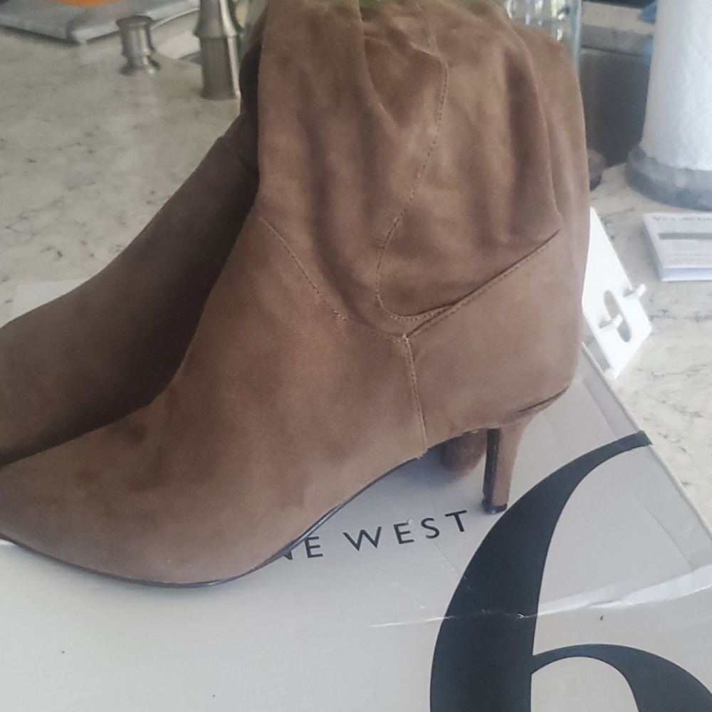 👢 Boots - Picture 10 of 10